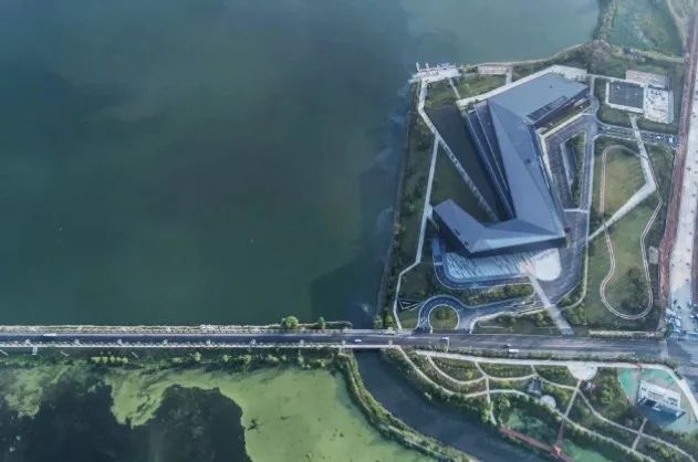 水畔“峡谷”：武汉腾讯研发中心室内设计 | 艾迪尔IDEAL