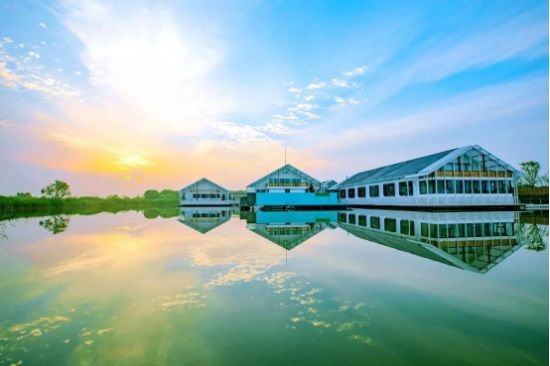 嗲!这个360°全湖景民宿，连开关都是水晶的！ | 行业热点