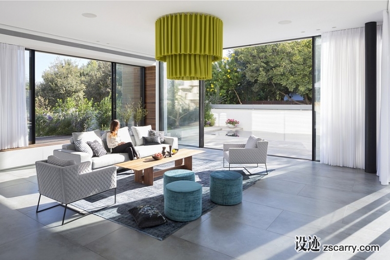 L-Shaped-Home-Organized-Around-a-Central-Steel-Staircase-7.jpg 家装参考,客厅,现代风格,