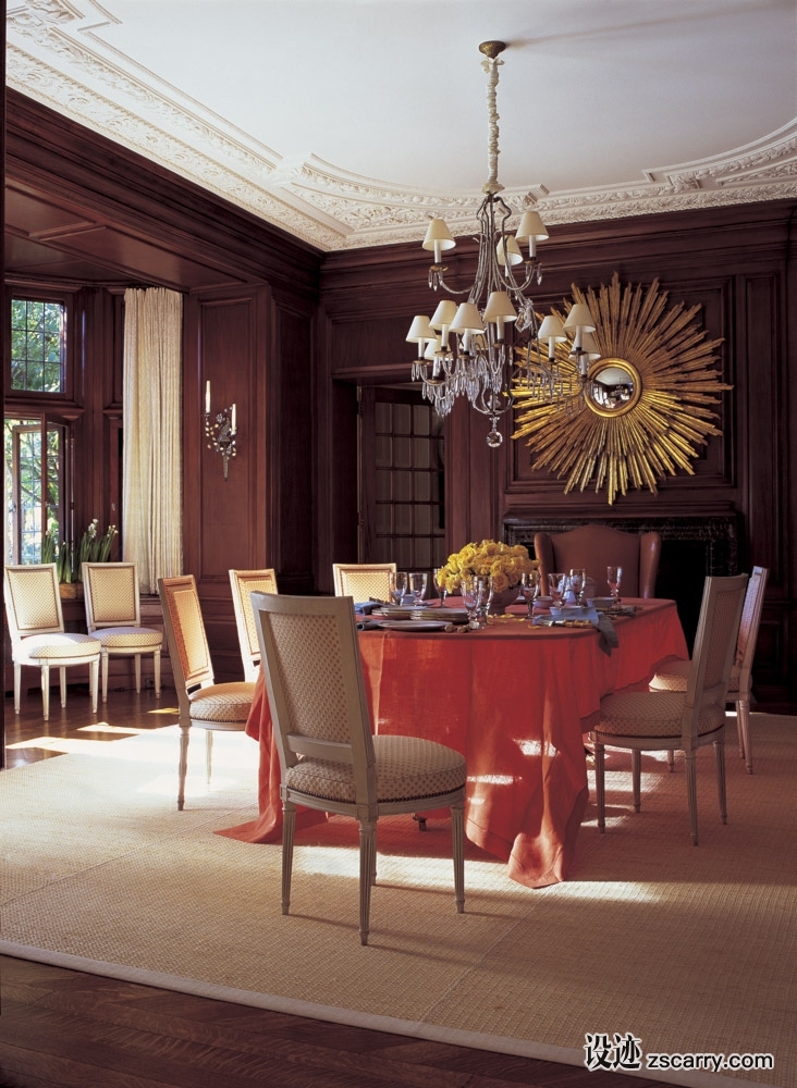 05-A+full+paneled+period+dining+room+relaxes+with+painted+French+chairs+and+raffia+carpet.+.jpg 家装参考,餐厅,传统风格,