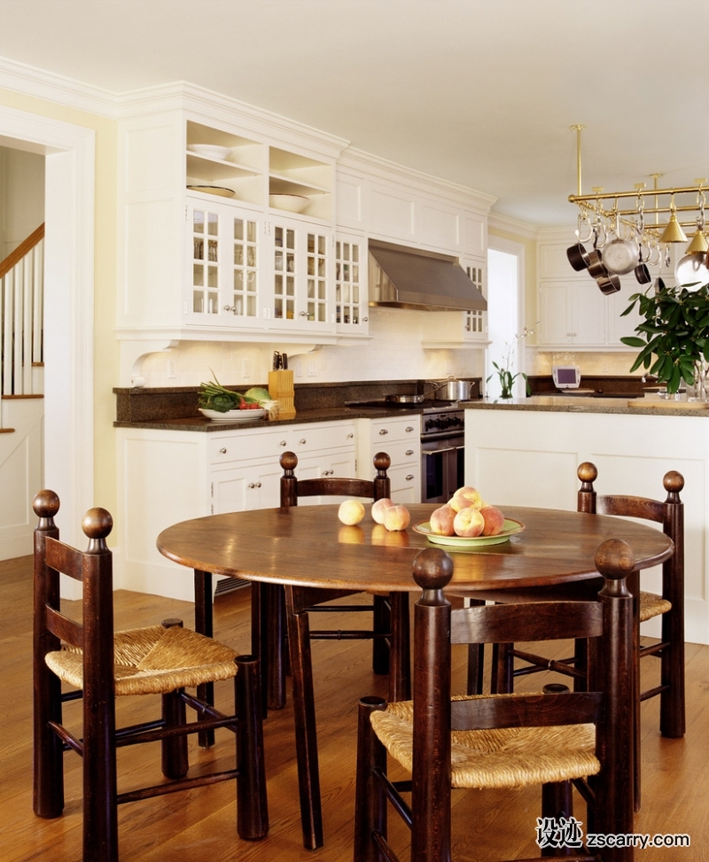 08-In+this+Bedford+kitchen,+a+sturdy+set+of+midcentury+side+chairs+and+an+18th+century+gate+leg+table+serve+to+anchor+the+room.+.jpg 家装参考,餐厅,传统风格,