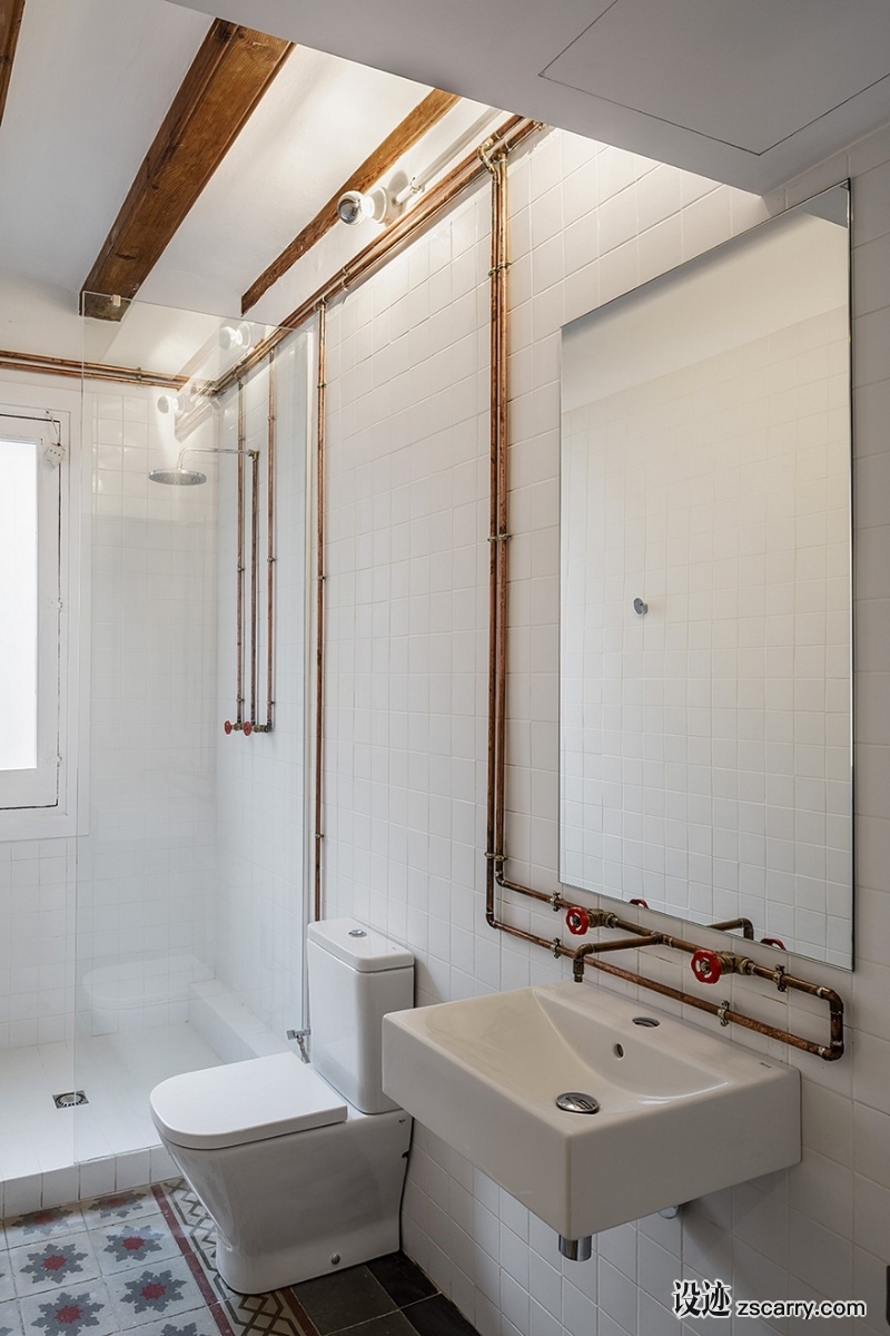 Beautiful-Floor-Tiles-in-This-Old-Barcelona-Apartment-6.jpg 家装参考,卫浴,带淋浴间,