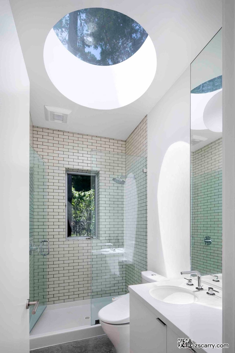 modern-white-bathroom-circle-skylight-010317-1108-07.jpg 家装参考,卫浴,带淋浴间,