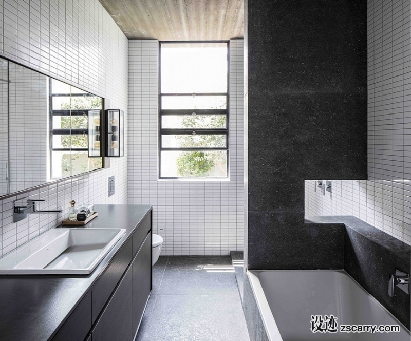 Raw-Concrete-and-Black-Painted-Metal-Give-Industrial-Feeling-to-Jacobs-Yaniv-House-11.jpg 家装参考,卫浴,带嵌入浴缸,