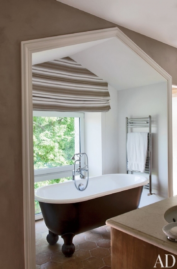 带独立浴缸 rustic-bathroom-jean-louis-deniot-loire-valley-france-201305_1000-watermarked.jpg