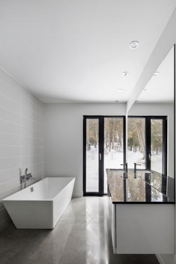 带独立浴缸 Vernacular-Approach-to-Architectural-Design-House-Lachance-3.jpg