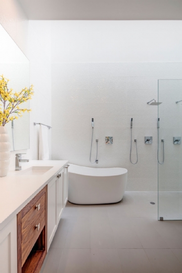 带独立浴缸 white-and-wood-bathroom-design-280217-937-10.jpg