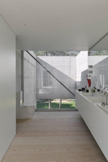 干湿分离 The-Wall-House-Guedes-Cruz-Arquitectos-9.jpg