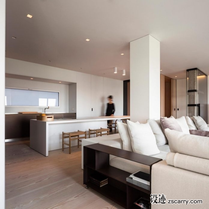 apartment-located-top-floor-classic-building-significant-open-plan-kitchen-living-room-finished-bronze-07-696x696.jpg 家装参考,厨房,带岛台,