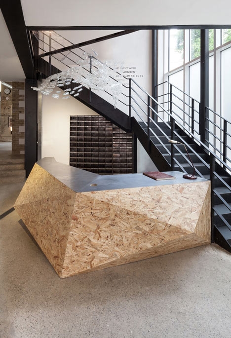 Industrial-style-offices-by-DH-Liberty-mix-reclaimed-objects-with-minimal-aesthetic-_dezeen_12.jpg 工装参考,办公空间,前台接待,