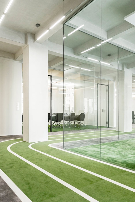 Onefootball-HQ-by-TKEZ-Architects_dezeen_468_19.jpg 工装参考,办公空间,开放办公区,