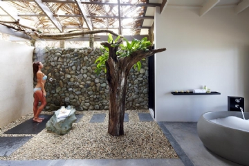 户外洗浴 pebbled-with-tree-outdoor-shower-faucets.jpg