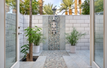 户外洗浴 potted-plants-tiled-backyard-shower.png