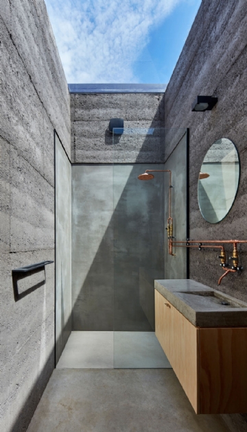 户外洗浴 rammed-earth-wall-bathroom-290117-1132-01.jpg