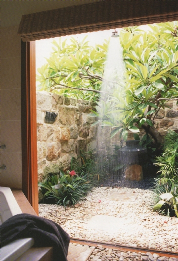 户外洗浴 stones-and-flowers-garden-shower-ideas.jpg