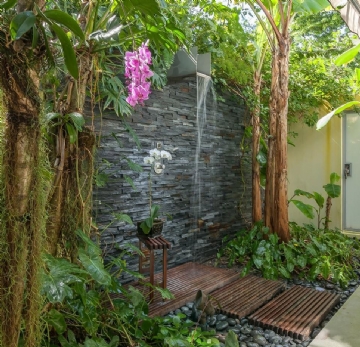 户外洗浴 stone-wall-with-flowers-garden-shower-design.jpg