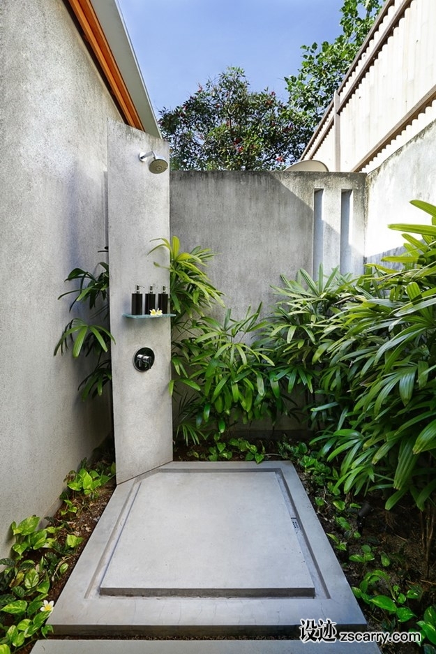 stone-with-ferns-outdoor-shower-drainage.jpg 家装参考,户外空间,户外洗浴,