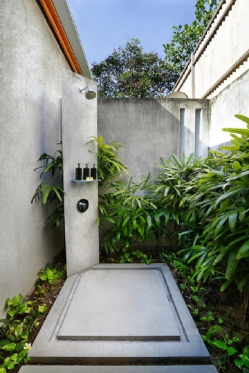 户外洗浴 stone-with-ferns-outdoor-shower-drainage.jpg