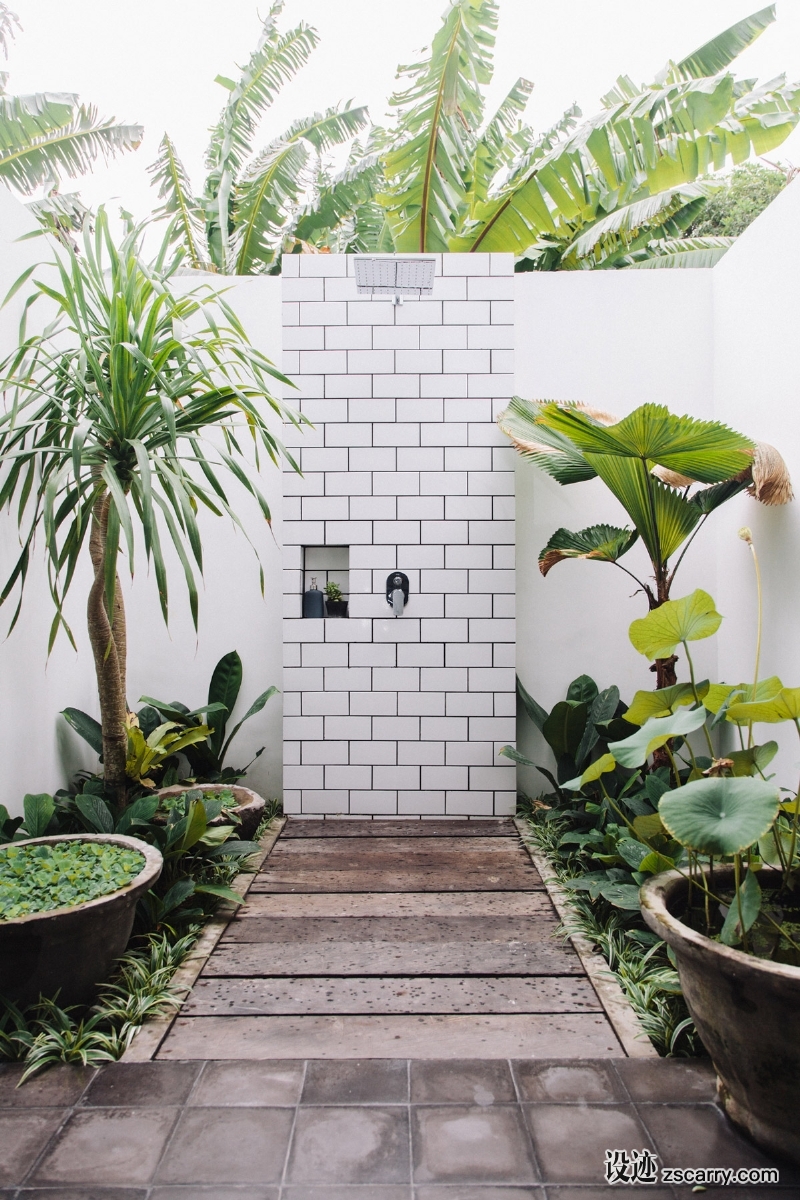 tiled-plinth-potted-plants-outdoor-shower-fixtures-1.jpg 家装参考,户外空间,户外洗浴,