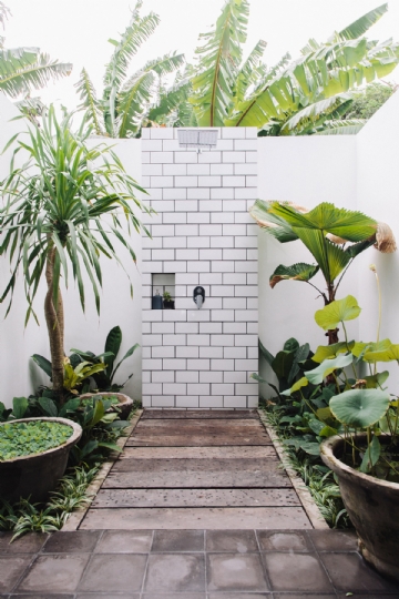 户外洗浴 tiled-plinth-potted-plants-outdoor-shower-fixtures-1.jpg