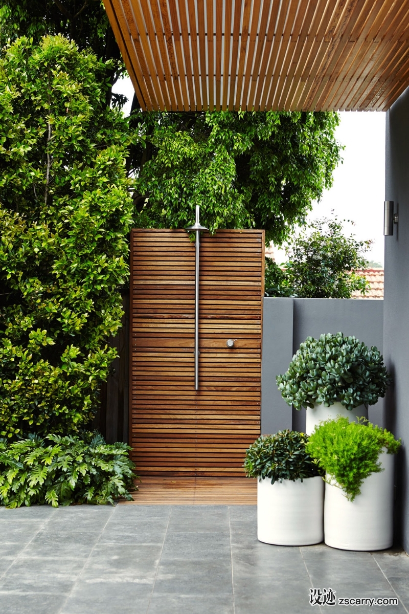 tiles-and-plants-wooden-outside-shower.jpg 家装参考,户外空间,户外洗浴,