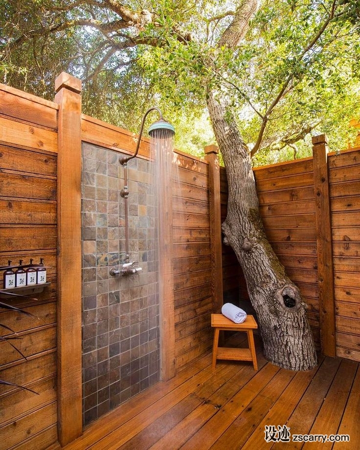 trees-and-tiled-wooden-outside-shower.jpg 家装参考,户外空间,户外洗浴,