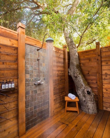 户外洗浴 trees-and-tiled-wooden-outside-shower.jpg