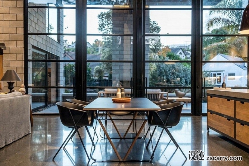 Double-Height-Living-Spaces-Add-Drama-to-This-Industrial-Style-House-2-880x586.jpg 家装参考,特殊,LOFT,