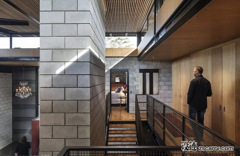 Double-Height-Living-Spaces-Add-Drama-to-This-Industrial-Style-House-8-880x571.jpg 家装参考,特殊,LOFT,