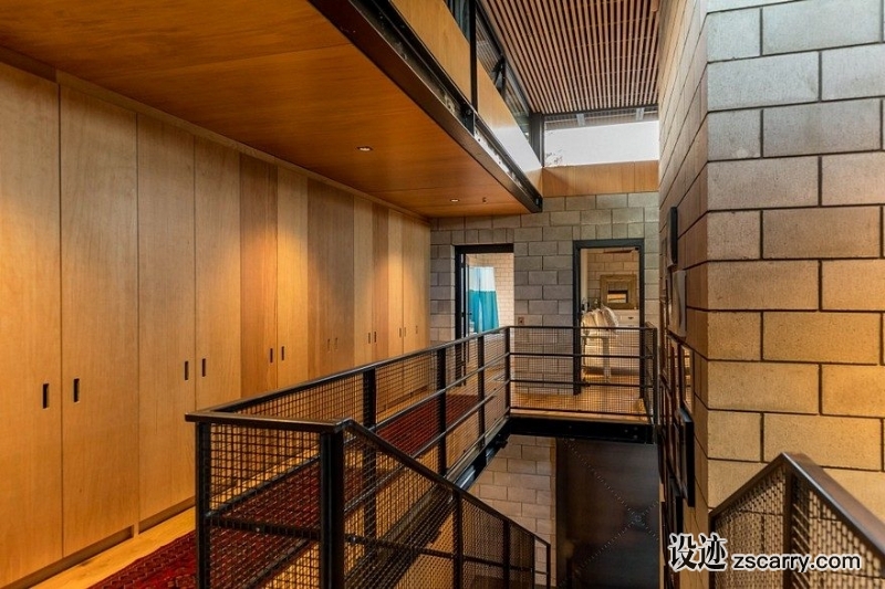 Double-Height-Living-Spaces-Add-Drama-to-This-Industrial-Style-House-11-880x586.jpg 家装参考,特殊,LOFT,