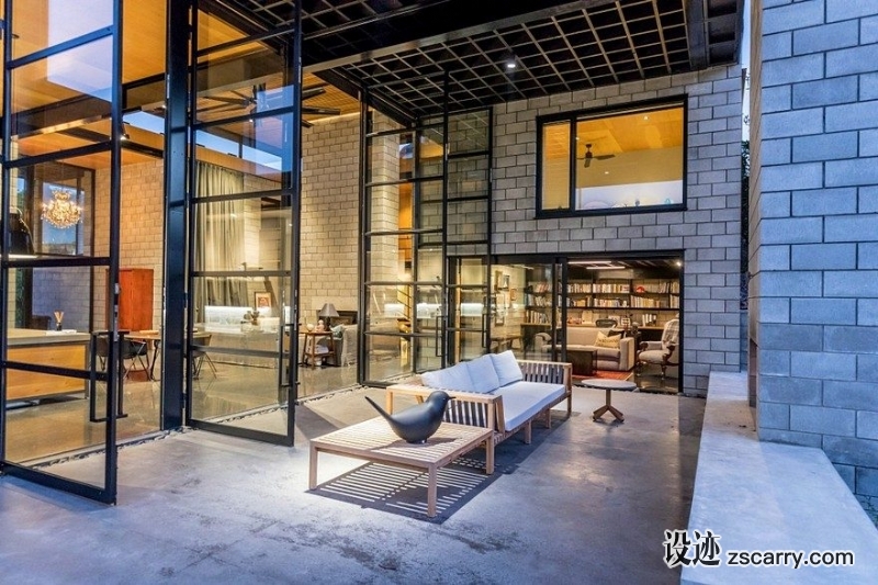 Double-Height-Living-Spaces-Add-Drama-to-This-Industrial-Style-House-14-880x586.jpg 家装参考,特殊,LOFT,
