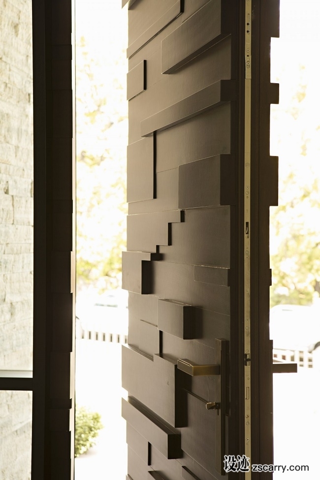 Bev-hills-renovation-entry-door-detail.jpg 局部参考,门,转轴门,