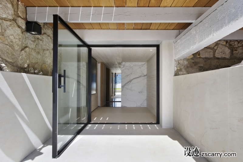 Vitrocsa+large+glazed+pivot+door+panel+minimal+windows+not+Keller.jpg 局部参考,门,转轴门,