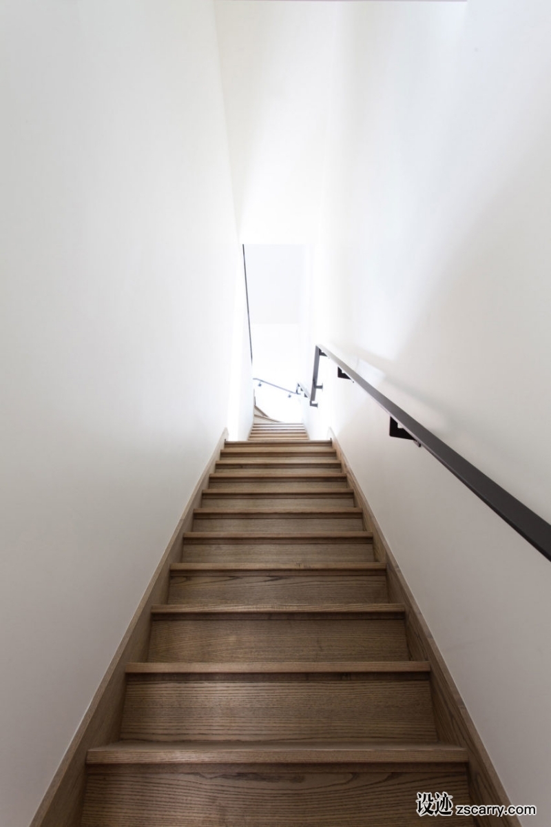Single-Family-Home-in-Montreal-06-850x1275.jpg 局部参考,楼梯,现代造型,