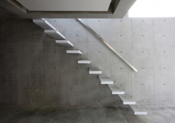 悬浮造型 Dwelling-of-Minamikarasuyama-Atelier-HAKO-Architects_10.jpg