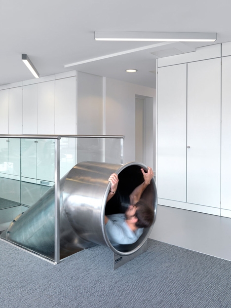 The-Workshop-offices-with-a-slide-through-the-centre-by-Guy-Holloway_dezeen_12.jpg 局部参考,楼梯,创意造型,