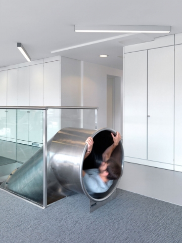 创意造型 The-Workshop-offices-with-a-slide-through-the-centre-by-Guy-Holloway_dezeen_12.jpg