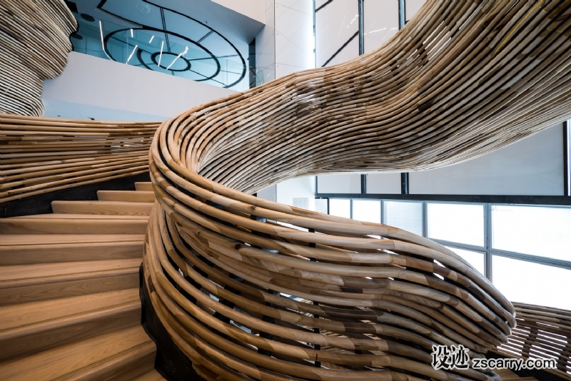 5b._Photography_by_Itay_Sikolski_-_The_raw_Poplar_wood_used_in_the_construction_of_the_railings_produced_numerous_natural_colors(2).jpg 局部参考,楼梯,栏杆扶手,