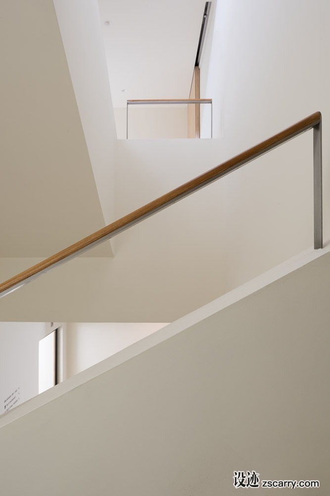 016_hotel_inner_staircase_and_the_public_staircase_to_the_restaurant_can_be_viewed_from_each_other.jpg 局部参考,楼梯,栏杆扶手,
