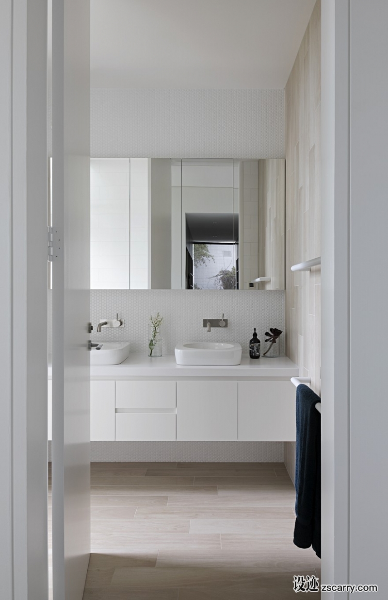 Newtown-House-Renovation-of-a-mid-century-house-by-Hindley-Co-12.jpg 局部参考,卫浴元素,洗手台（台上盆）,