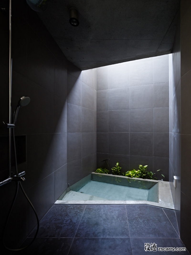 Sky-Garden-House-by-Keiji-Ashizawa-Design-With-sunken-tub-and-skylighting.jpg 局部参考,卫浴元素,浴缸（下沉式）,