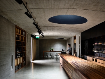 吧台（酒吧） tarrawarra-cellar-door-underground-bar-kerstin-thompson-architects-yarra-glen-australia_dezeen_2364_col_3.jpg