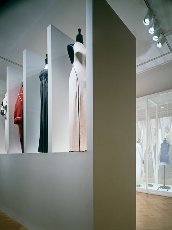 TM_Geoffrey-Been-Retrospective_01_Photo-by-Paul-Warchol-573x765.jpg 工装参考,商业空间,服饰,