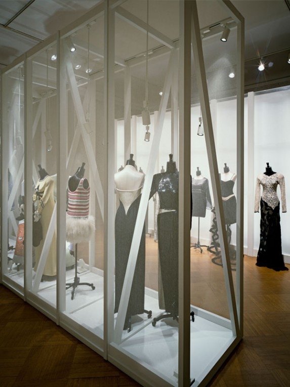 TM_Geoffrey-Been-Retrospective_02_Photo-by-Paul-Warchol-573x765.jpg 工装参考,商业空间,服饰,