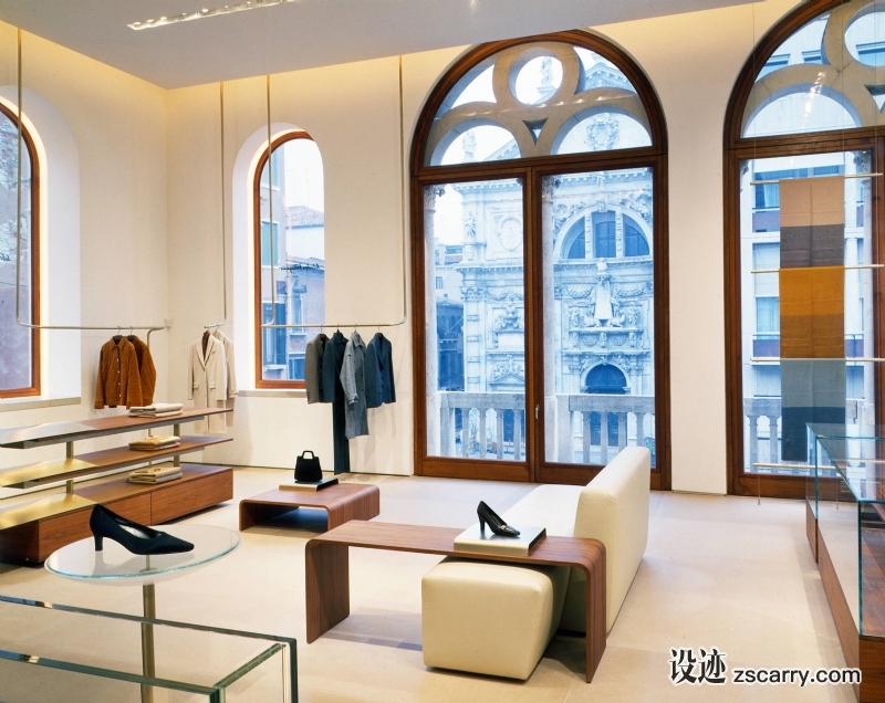 large_Ferragamo_Venice_SCAN_6_flipped_Web_Ed2.jpg 工装参考,商业空间,鞋帽手袋,