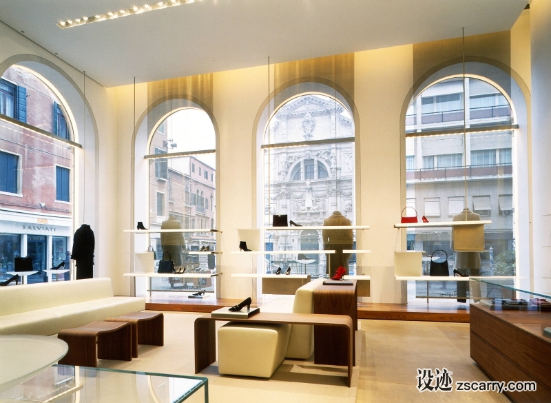 large_Ferragamo_Venice_SCAN_7_flipped_Web_Crop_Ed4.jpg 工装参考,商业空间,鞋帽手袋,
