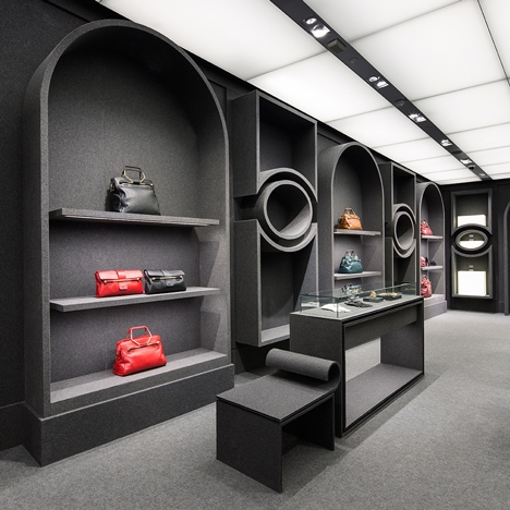 Viktor-Rolf-flagship-store-in-Paris-by-Architecture-and-Associes_dezeen_1sq.jpg 工装参考,商业空间,鞋帽手袋,