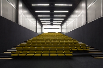 舞台剧院 f9_fondazione_prada_cinema_photo_delfino_sisto_legnani_yatzer.jpg