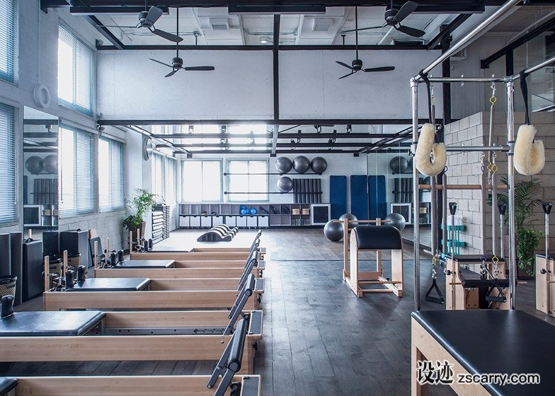 Powerhouse-Pilates-Studio-for-Paralympic-swimming-champion-by-Jacobs-Yaniv-Architects_dezeen_784_5.jpg 工装参考,文体医教,健身房,