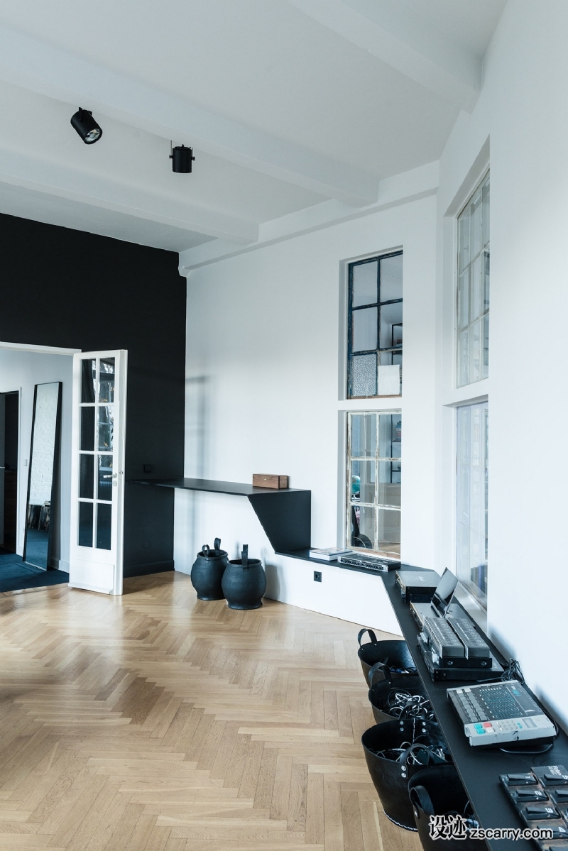 est-living-annabell-kutucu-berlin-artist-loft.jpg 局部参考,硬装元素,书桌字台,